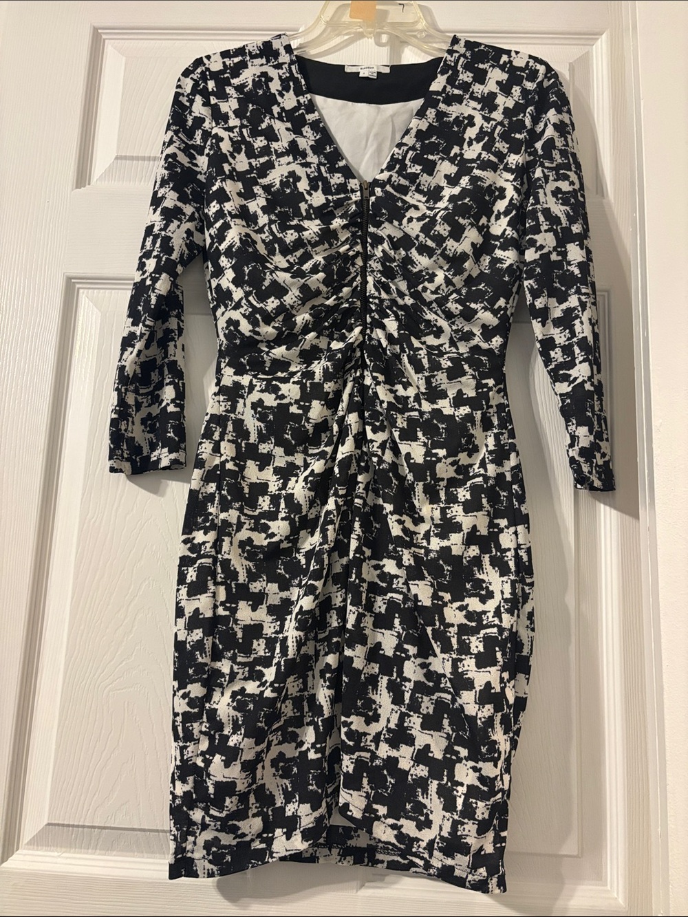 De Blossom Collection Black and White Ruched V-Neck Long Sleeve Dress